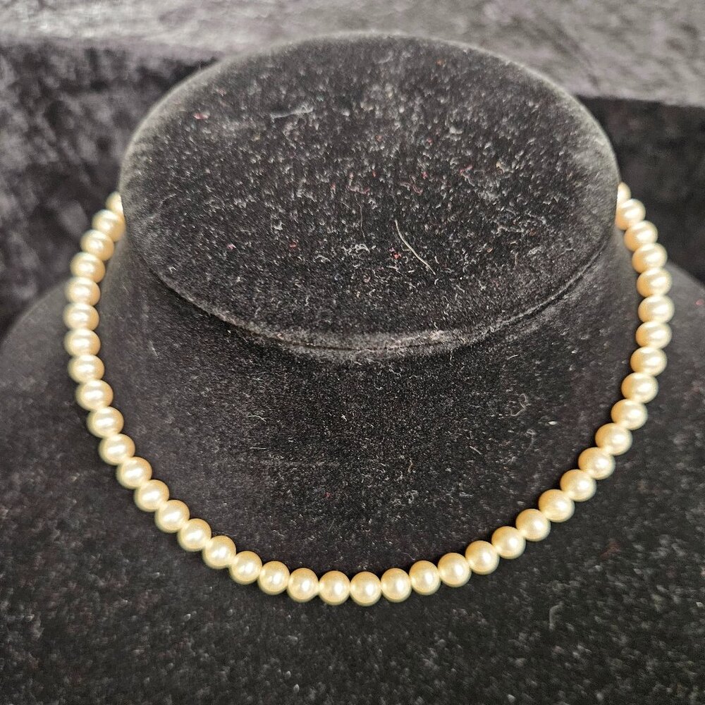 Faux pearl necklace with hook closure - 7"